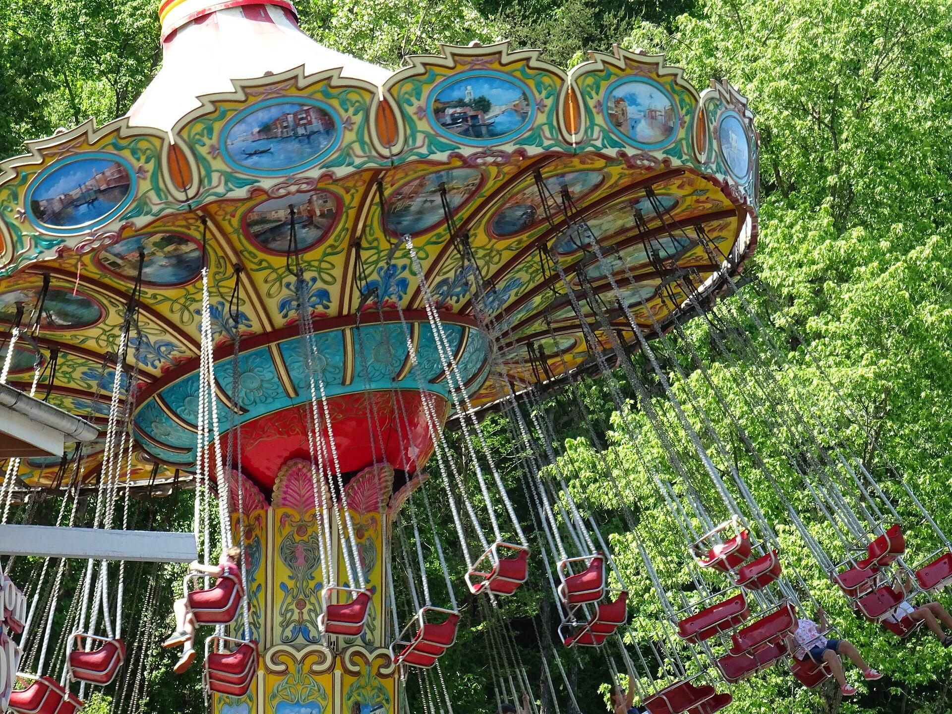 Swing ride at Dollywood in Pigeon Forge, Tennessee